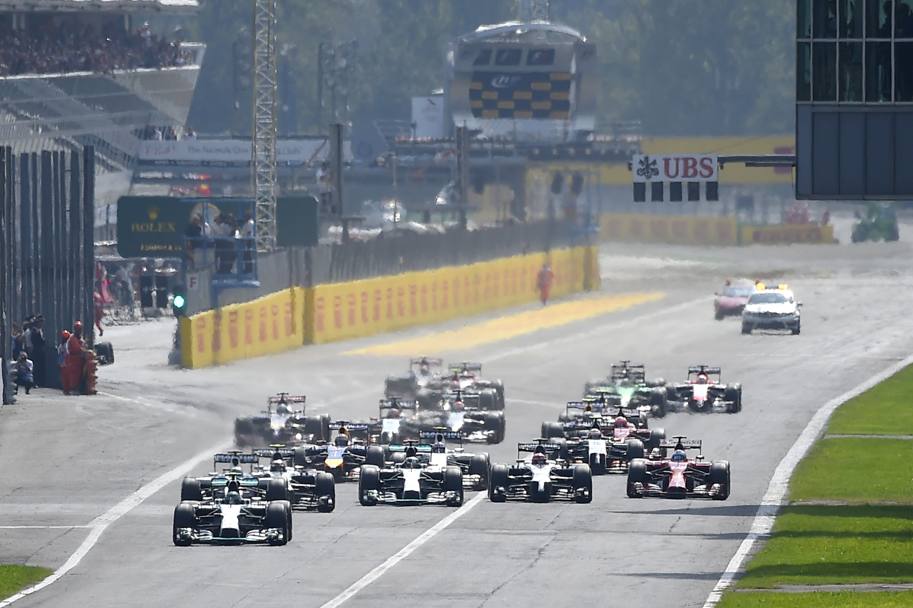 La partenza del GP di Monza, con Rosberg, sulla sinistra, che scatta bene. Afp
